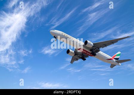 Compagnie aérienne Emirates basée aux Émirats arabes Unis avec un Boeing 777-300ER approchant pour atterrir à l'aéroport international de Lisbonne Banque D'Images