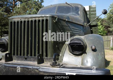 Vieux camion russe au musée de la prison de Karosta dans l'ancienne base navale impériale et soviétique russe sur la mer Baltique, aujourd'hui un quartier de Liepāja Banque D'Images