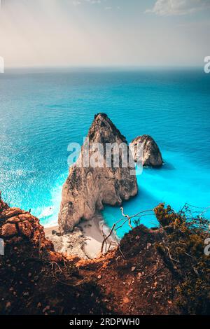 Mizithres rochers sur Zakynthos. Ce monument naturel est vraiment génial. 2 roches dans la mer prises d'en haut dans le temps brumeux mais ensoleillé. Bleu turquoise Banque D'Images