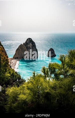 Mizithres rochers sur Zakynthos. Ce monument naturel est vraiment génial. 2 roches dans la mer prises d'en haut dans le temps brumeux mais ensoleillé. Bleu turquoise Banque D'Images