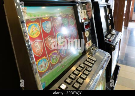 Machines à sous sur un ferry Stena Line. Profondeur de champ étroite Banque D'Images