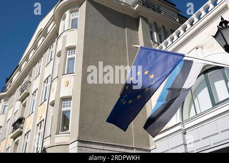 Des drapeaux lettons et européens flottent depuis un bâtiment dans une rue de Tallinn Banque D'Images