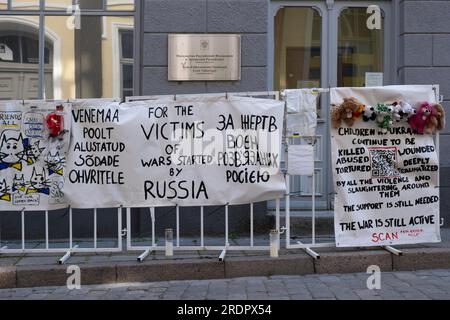 Manifestations dans une rue de l'ambassade de Russie à Tallinn. Des bannières et des affiches sont suspendues aux clôtures parce que les Russes ont envahi l'Ukraine Banque D'Images