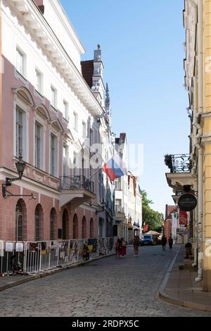 Manifestations devant l'ambassade de Russie à Tallinn avec drapeau russe brandissant. Des bannières et des affiches sont suspendues aux clôtures parce que les Russes ont envahi l'Ukraine Banque D'Images