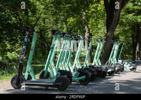 Green partagé Electric Kick scooters ou e-steps de la société Bolt à louer dans une rue de Tallinn. E-mobilité Banque D'Images