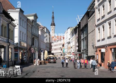 Rue Viru avec la tour médiévale luthérienne de l'église Saint-Esprit dans la vieille ville hanséatique de Tallinn, site du patrimoine mondial de l'UNESCO, Estonie Banque D'Images