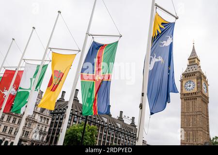 Des drapeaux flottent sur Parliament Square, à Londres, pour marquer le jour des drapeaux du comté historique qui vise à avoir autant de drapeaux de comté flottant à travers la Grande-Bretagne que possible le 23 juillet, pour marquer les comtés historiques du pays. Date de la photo : dimanche 23 juillet 2023. Banque D'Images