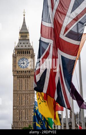 Des drapeaux flottent sur Parliament Square, à Londres, pour marquer le jour des drapeaux du comté historique qui vise à avoir autant de drapeaux de comté flottant à travers la Grande-Bretagne que possible le 23 juillet, pour marquer les comtés historiques du pays. Date de la photo : dimanche 23 juillet 2023. Banque D'Images