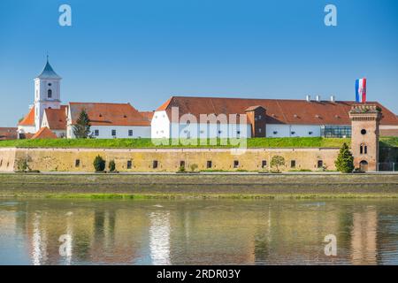 Rivière Drava et vieille ville de Tvrdja dans la ville d'Osijek, Croatie Banque D'Images