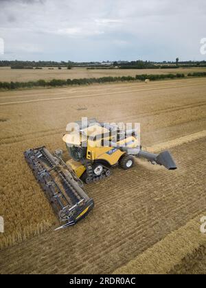 21 juillet 2023 New Holland CR990 équipé d'une barre de coupe MacDon récoltant de l'orge d'hiver dans le South Lincolnshire Banque D'Images