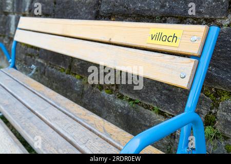 Villach, Autriche. Juillet 18 2023. un banc avec une plaque nominative de la ville dans un parc de la ville Banque D'Images