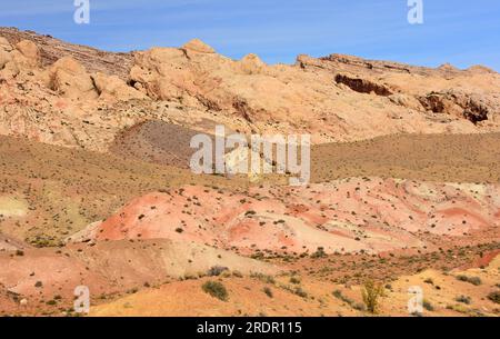 les formations rocheuses pittoresques et colorées du récif de san rafael le long de l'interstate 70, près de green river, utah Banque D'Images