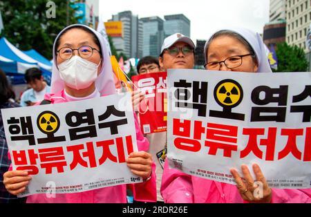 Protestation contre le plan du Japon de libérer de l'eau contaminée par les armes nucléaires, 15 juillet 2023 : des religieuses catholiques sud-coréennes participent à une manifestation pour s'opposer à la décision du Japon de déverser de l'eau contaminée par les armes nucléaires de la centrale nucléaire de Fukushima dans l'océan Pacifique, à Séoul, Korera Sud. Les manifestants ont condamné le président sud-coréen Yoon Suk-Yeol pour être un autocrate pro-japonais et l'ont appelé à démissionner. Les lettres coréennes sur les piquets se lisent : «Arrêtez de décharger de l'eau contaminée par le nucléaire!». Crédit : Lee Jae-won/AFLO/Alamy Live News Banque D'Images