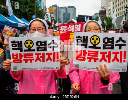 Protestation contre le plan du Japon de libérer de l'eau contaminée par les armes nucléaires, 15 juillet 2023 : des religieuses catholiques sud-coréennes participent à une manifestation pour s'opposer à la décision du Japon de déverser de l'eau contaminée par les armes nucléaires de la centrale nucléaire de Fukushima dans l'océan Pacifique, à Séoul, Korera Sud. Les manifestants ont condamné le président sud-coréen Yoon Suk-Yeol pour être un autocrate pro-japonais et l'ont appelé à démissionner. Les lettres coréennes sur les piquets se lisent : «Arrêtez de décharger de l'eau contaminée par le nucléaire!». Crédit : Lee Jae-won/AFLO/Alamy Live News Banque D'Images