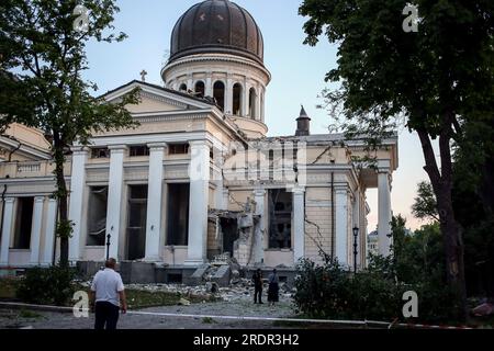 Vue de la cathédrale Spaso-Preobrazhensky endommagée (cathédrale de la Transfiguration) sur la place de la cathédrale. Selon le Commandement opérationnel 'Sudd', la Fédération de Russie a tiré à Odessa dans la nuit du 23 juillet 2023, avec 5 types de missiles de tous types basés : Caliber, Onyx, KH-22, Iskander-M. L'infrastructure portuaire, 6 bâtiments résidentiels et la cathédrale de Spaso-Preobrazhensky (cathédrale de la Transfiguration) ont été endommagés. A 6 heures du matin, 1 morts et 19 blessés sont connus, dont 4 enfants. (Photo de Viacheslav Onyshchenko/SOPA Images/Sipa USA) Banque D'Images