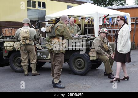 Passionnés tous habillés jusqu'aux neuf pendant la journée du Severn Valley Railway des années 1940. Banque D'Images