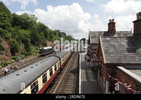 Une vue de la plate-forme depuis la passerelle de la gare de Bewdley lors d'un arrêt sur le chemin de la gare de Kidderminster pendant le Severn Valley Railway Banque D'Images