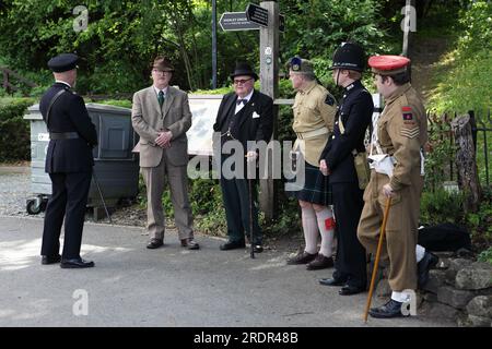 Un groupe de messieurs habillés en tenue des années 1940, y compris un imitateur de Winston Churchill, tous vus ici à Highley Station, Shropshire. Banque D'Images