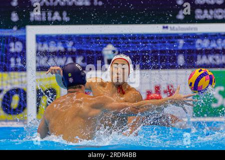 Fukuoka, Japon. 23 juillet 2023. FUKUOKA, JAPON - JUILLET 23 : Nikola Jaksic de Serbie, toi Suzuki du Japon lors du match de crossover des Championnats du monde aquatiques 2023 entre le Japon et la Serbie le 23 juillet 2023 à Fukuoka, Japon (photo d'Albert Ten Hove/Orange Pictures) crédit : Orange pics BV/Alamy Live News Banque D'Images