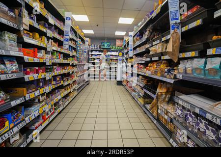 Londres Royaume-Uni. 23 juillet 2023 . Un acheteur dans un supermarché local à Wimbledon. Les chiffres de l'Office of National Statistics de L'ONS montrent que l'inflation des prix alimentaires reste élevée. Le prix des aliments et des boissons non alcoolisées a augmenté de 17,4% entre juin 2023. , qui a été le taux d'inflation annuel le plus élevé depuis plus de 45 ans. Crédit amer ghazzal/Alamy Live News Banque D'Images