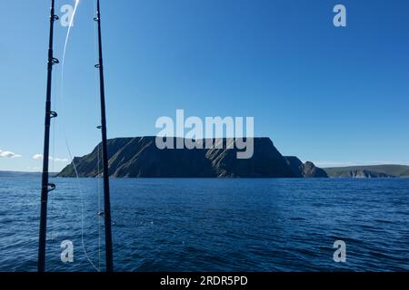 La pointe nord de l'Europe Grande et spectaculaire falaise rocheuse du Cap Nord et deux cannes à pêche le jour d'été sur l'île de Mageroya dans le Finnmark dans le Nord Banque D'Images