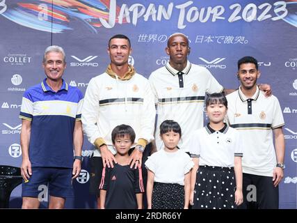 Osaka, Japon. 23 juillet 2023. Les membres de l'équipe saoudienne de football Al Nassr (G-D) Luis Castro de l'entraîneur portugais, le joueur vedette portugais Cristiano Ronaldo, l'attaquant brésilien Talisca et le défenseur saoudien Sultan Al Ghanam posent pour une photo avec des petits supporters japonais lors d'une conférence de presse à Osaka, dans l'ouest du Japon, le dimanche 23 juillet 2023. Al Nassr disputera un match de pré-saison contre le Paris Saint-Germain. (Photo de Yoshio Tsunoda/AFLO) crédit : AFLO Co. Ltd./Alamy Live News Banque D'Images