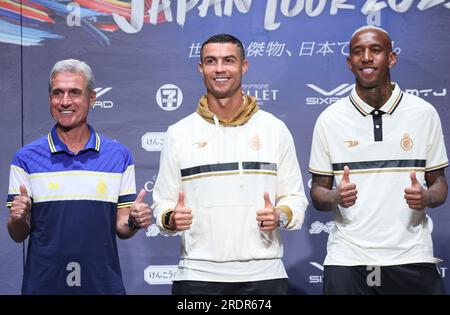 Osaka, Japon. 23 juillet 2023. Les membres de l'équipe saoudienne de football Al Nassr (G-D) Luis Castro de l'entraîneur-chef portugais, le joueur vedette portugais Cristiano Ronaldo et l'attaquant brésilien Talisca posent pour une photo lors d'une conférence de presse à Osaka, dans l'ouest du Japon, le dimanche 23 juillet 2023. Al Nassr disputera un match de pré-saison contre le Paris Saint-Germain. (Photo de Yoshio Tsunoda/AFLO) crédit : AFLO Co. Ltd./Alamy Live News Banque D'Images