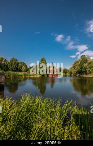 Somogyvamos au lac Balaton en Hongrie, pagode rouge dans la vallée de Krishna au lac Balaton Banque D'Images