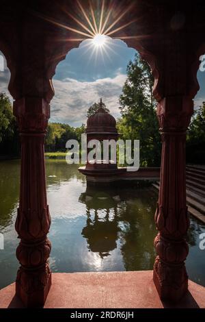 Somogyvamos au lac Balaton en Hongrie, pagode rouge dans la vallée de Krishna au lac Balaton Banque D'Images