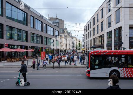 Bonn, Allemagne - 19 mai 2023 : vue de la zone piétonne bondée dans le centre de Bonn Allemagne et un bus public passant par Banque D'Images