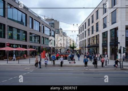 Bonn, Allemagne - 19 mai 2023 : vue de la zone piétonne bondée dans le centre de Bonn Allemagne Banque D'Images