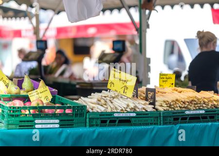 Bonn, Allemagne - 19 mai 2023 : vue d'un marché en plein air vendant des fruits et légumes frais sur la place du marché de Bonn en Allemagne Banque D'Images