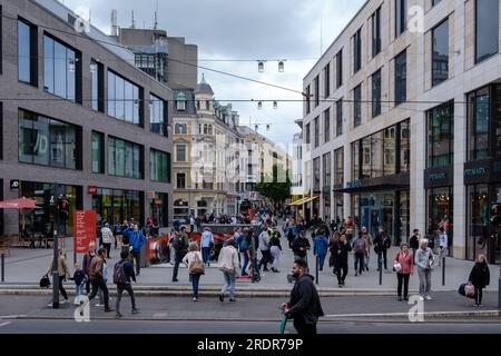 Bonn, Allemagne - 19 mai 2023 : vue de la zone piétonne bondée dans le centre de Bonn Allemagne Banque D'Images