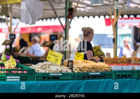 Bonn, Allemagne - 19 mai 2023 : vue d'un marché en plein air vendant des fruits et légumes frais sur la place du marché de Bonn en Allemagne Banque D'Images