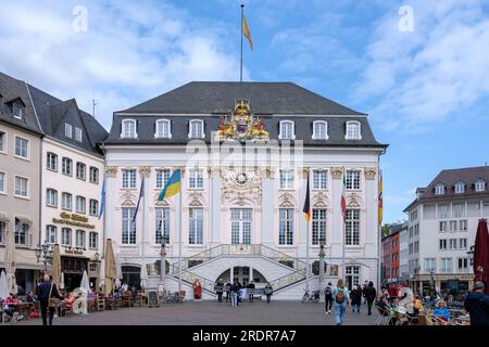 Bonn, Allemagne - 19 mai 2023 : vue de la belle mairie de Bonn Allemagne à côté de cafés, restaurants et hôtels Banque D'Images