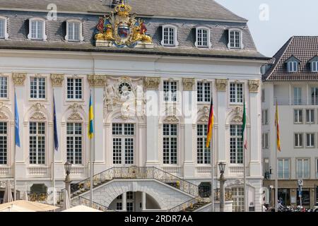 Bonn, Allemagne - 19 mai 2023 : vue de la belle mairie de Bonn Allemagne à côté de cafés, restaurants et hôtels Banque D'Images