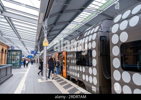 Bonn, Allemagne - 22 mai 2023 : vue des personnes qui montent dans un train à la gare centrale de Bonn, Allemagne Banque D'Images