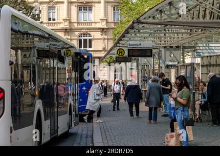 Bonn, Allemagne - 19 mai 2023 : vue des bus publics arrivant et laissant descendre et monter à la Friedensplatz à Bonn en Allemagne Banque D'Images