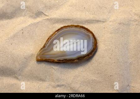 Agate naturel, différents types et couleurs, collection de minéraux de pierres précieuses comme arrière-plan naturel belle vue de dessus Banque D'Images