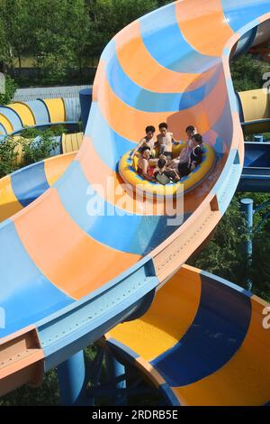 HANDAN, CHINE - 23 JUILLET 2023 - les touristes se rafraîchissent à Happy Water World à Handan, dans la province du Hebei, dans le nord de la Chine, le 23 juillet 2023. Banque D'Images