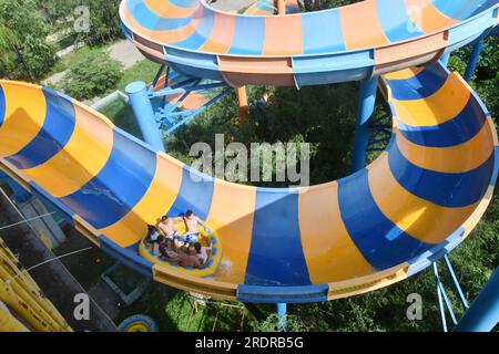 HANDAN, CHINE - 23 JUILLET 2023 - les touristes se rafraîchissent à Happy Water World à Handan, dans la province du Hebei, dans le nord de la Chine, le 23 juillet 2023. Banque D'Images