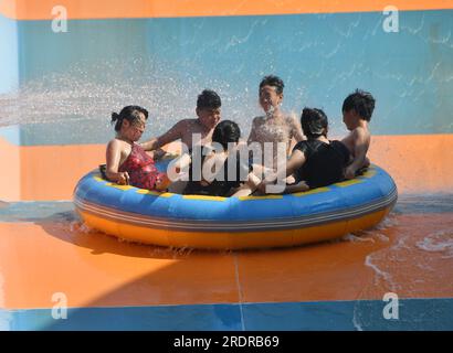 HANDAN, CHINE - 23 JUILLET 2023 - les touristes se rafraîchissent à Happy Water World à Handan, dans la province du Hebei, dans le nord de la Chine, le 23 juillet 2023. Banque D'Images