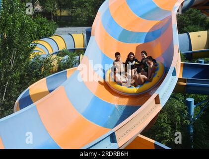 HANDAN, CHINE - 23 JUILLET 2023 - les touristes se rafraîchissent à Happy Water World à Handan, dans la province du Hebei, dans le nord de la Chine, le 23 juillet 2023. Banque D'Images