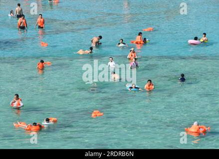 HANDAN, CHINE - 23 JUILLET 2023 - les touristes se rafraîchissent à Happy Water World à Handan, dans la province du Hebei, dans le nord de la Chine, le 23 juillet 2023. Banque D'Images