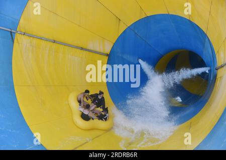 HANDAN, CHINE - 23 JUILLET 2023 - les touristes se rafraîchissent à Happy Water World à Handan, dans la province du Hebei, dans le nord de la Chine, le 23 juillet 2023. Banque D'Images