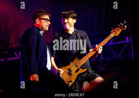 Lucca, Italie. 22 juillet 2023. Damon Albarn et Alex James du groupe Blur Rock jouent en direct au Lucca Summer Festival à Lucca. (Photo de Mairo Cinquetti/SOPA Images/Sipa USA) crédit : SIPA USA/Alamy Live News Banque D'Images