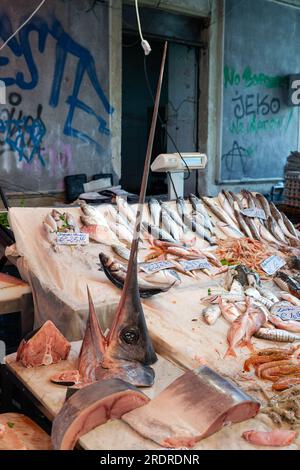 Poisson frais comprenant une grande tête d'espadon vendu sur un marché aux poissons italien en Sicile Banque D'Images