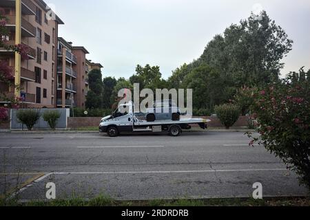 Citroën ami chargé sur une dépanneuse garée au bord d'une rue dans un quartier résidentiel au coucher du soleil Banque D'Images