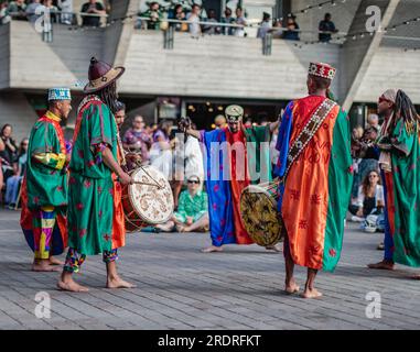 Gnawa Blues All Stars interagissent avec le public lorsqu'ils se produisent sur la South Bank à Londres. Banque D'Images