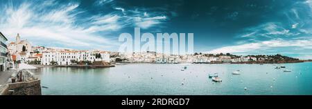 Cadaques, province de Gérone, Catalogne, Espagne. Vue panoramique CityScape. Vue sur la mer Banque D'Images